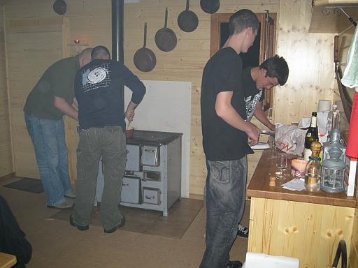 Photo 038.jpg - Les jeunes mettent aussi la main � la p�te...